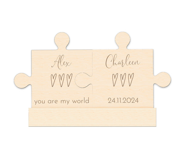 Alsino Puzzle-Teile aus Holz personalisiert - Partnerset mit Namen & Datum - Hochzeitsgeschenk, Jahrestag, Valentinstag - Graviertes Puzzle aus Birkenholz mit Sockel